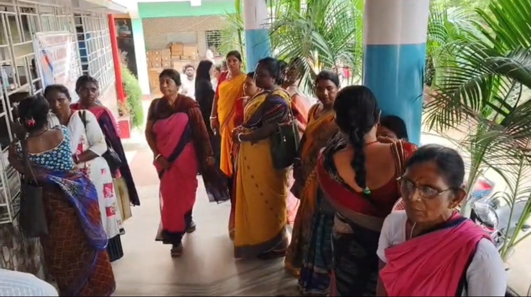 जामताड़ा में एसआईआर कार्य का बढ़ता दबाव: समीक्षा बैठक के दौरान महिला बीएलओ बेहोश, कर्मियों ने उठाए गंभीर सवाल