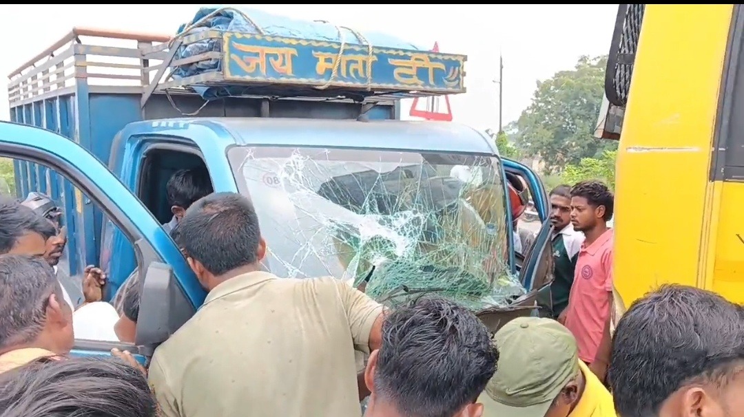 रॉन्ग साइड चलने से हाईवे पर तीन वाहनों की भीषण भिड़ंत, महिला समेत चार घायल; स्कूल वैन में सवार सभी बच्चे सुरक्षित