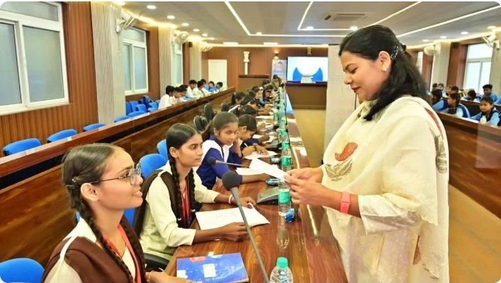 वैशाली की ‘कलेक्टर दीदी’ बनीं बच्चों की प्रेरणा, IAS बनने का बताया सफल मंत्र