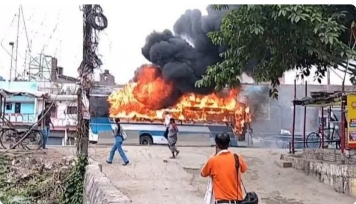 पटना में सड़क हादसे के बाद बवाल, बस समेत कई गाड़ियों में लगाई आग; पुलिस पर पथराव