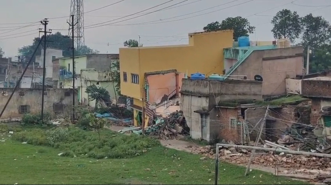 बाघमारा में फिर भू-धंसान से मचा हड़कंप, कई मकान जमींदोज; दहशत में लोग