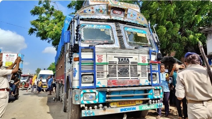 शेखपुरा में ट्रक के केबिन से खून से लथपथ शव बरामद, चाकू से हत्या की आशंका; जांच में जुटी पुलिस