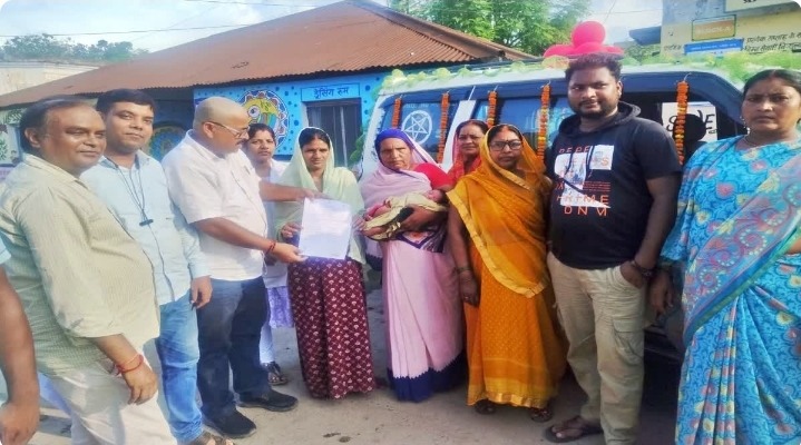 बेटी हुई तो अस्पताल में मना जश्न, फूल-माला से सजी गाड़ी में हुई नन्ही परी की विदाई