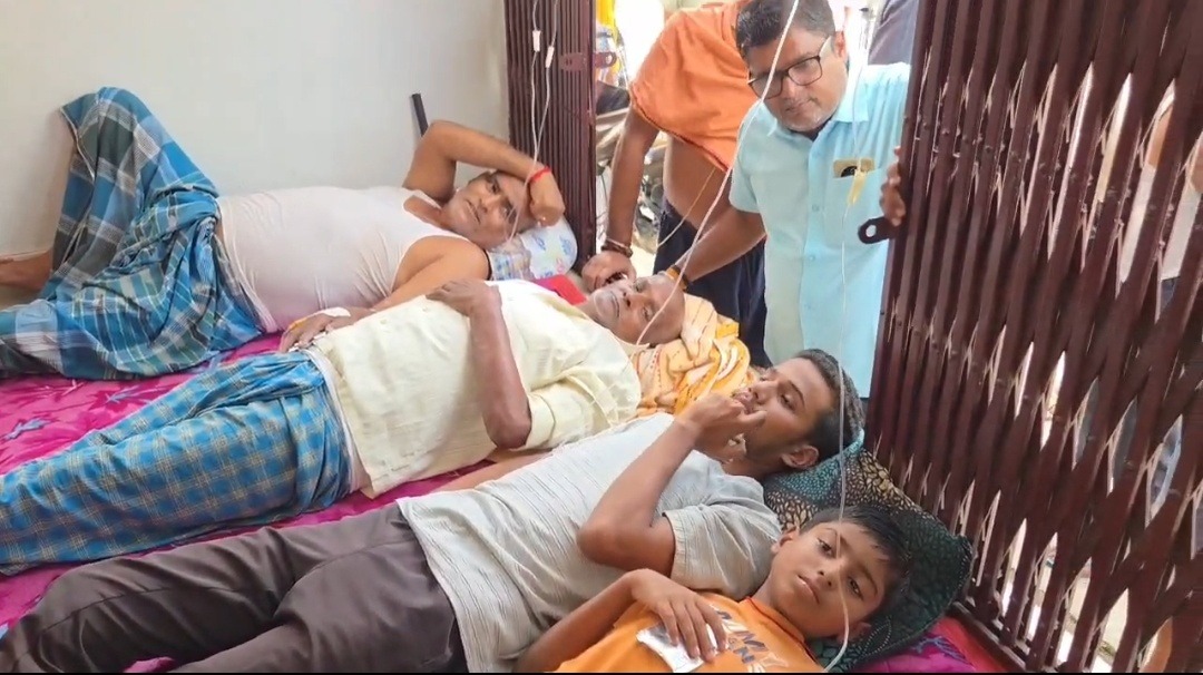 सहरसा के सरडीहा गांव में फूड प्वाइजनिंग का कहर, 150 से अधिक लोग बीमार; मेडिकल टीम घर-घर पहुंचकर कर रही इलाज