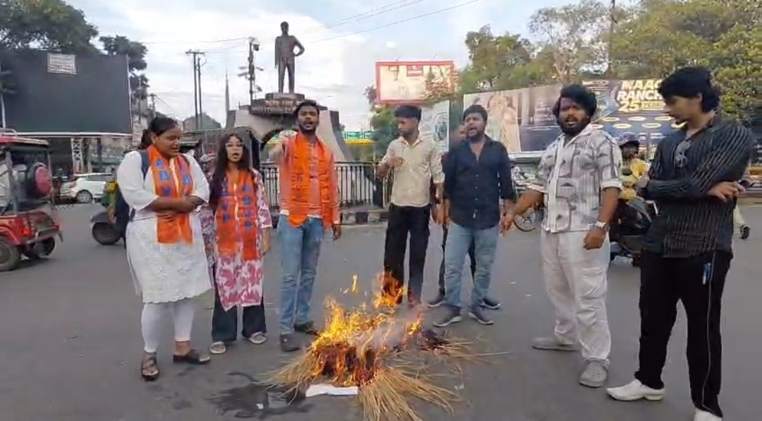 जेपीएससी पेपर लीक के विरोध में धनबाद में एबीवीपी का प्रदर्शन, मुख्यमंत्री का पुतला दहन कर जताया आक्रोश