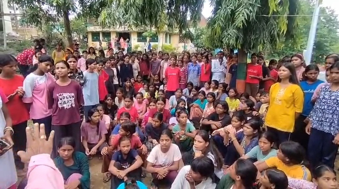 एक ही भवन में दो स्कूलों की छात्राएं, नाराज कस्तूरबा की छात्राओं ने दिया धरना; 10 सितंबर तक नए भवन में शिफ्टिंग का आश्वासन