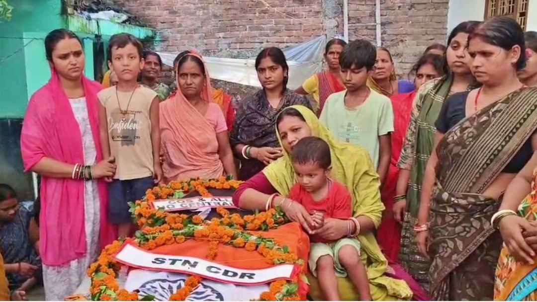 22 साल देश सेवा के बाद तिरंगे में लिपटकर घर पहुंचे जवान संजीव कुमार , मासूम बेटे ने दी पिता को मुखाग्नि