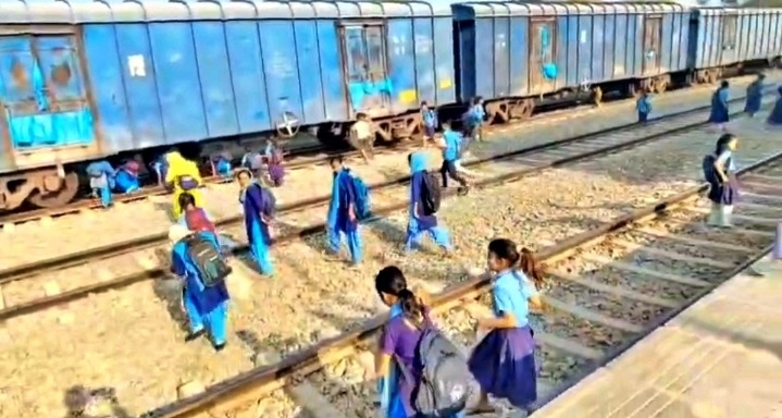 कटिहार में बच्चों की जान पर भारी पड़ रही मजबूरी, रेलवे ट्रैक पार कर स्कूल जाने को मजबूर मासूम