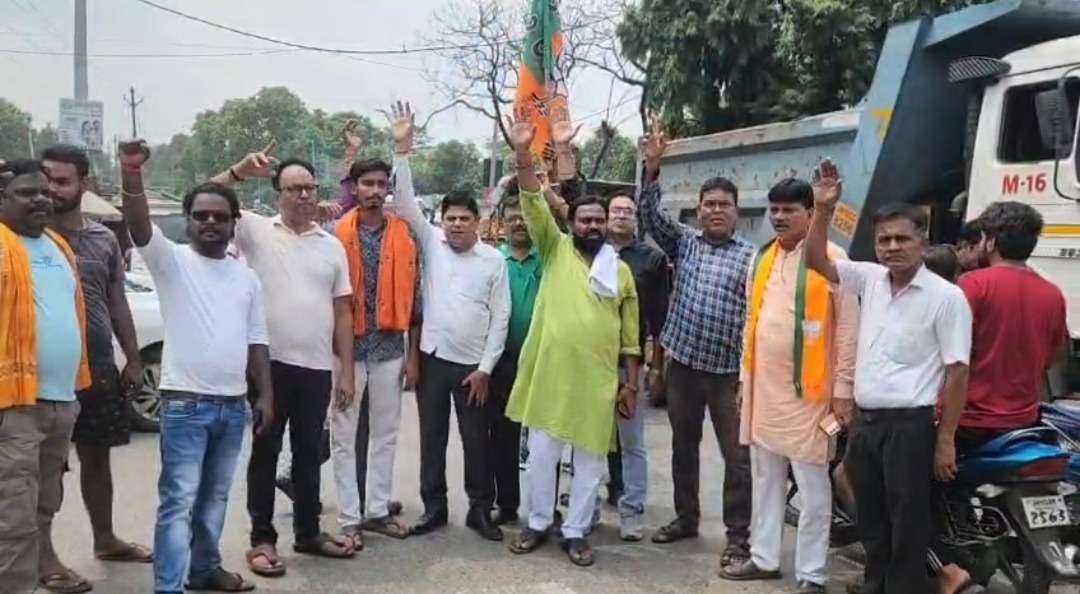 JPSC विवाद को लेकर धनबाद बंद, भाजपा कार्यकर्ताओं ने NH-32 किया जाम; सड़क पर उतरे कार्यकर्ता