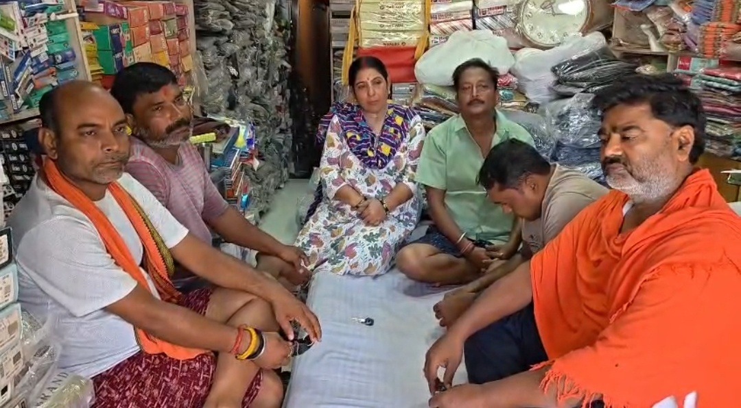 फोन की घंटी ने भटकाया ध्यान, दुकान के काउंटर से करीब 1 लाख रुपये लेकर फरार हुआ चोर