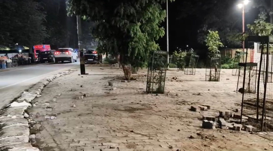 एयरपोर्ट के बगल में बन रहे पार्क के निर्माण पर सवाल, स्थानीय लोगों ने अनियमितता का लगाया आरोप