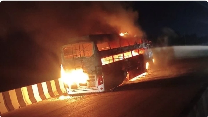 मुजफ्फरपुर में चलती बस बनी आग का गोला, 35 यात्रियों को सुरक्षित निकाला गया
