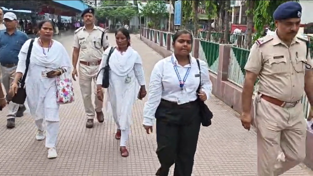 ट्रेन में यात्रियों का टिकट चेक कर रही थी फर्जी टीटी, महिला टीटी की नजर पड़ते ही खुला राज