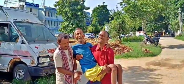 जमुई सदर अस्पताल में स्ट्रेचर नहीं मिला, बेटे ने 75 वर्षीय पिता को गोद में उठाकर कराया सीटी स्कैन