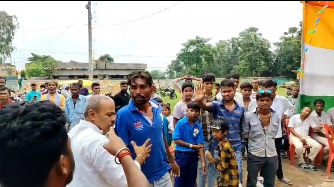 स्वतंत्रता दिवस पर प्रसाद को लेकर विवाद, बच्चों से मारपीट का आरोप; नवहट्टा नगर पंचायत में हंगामा