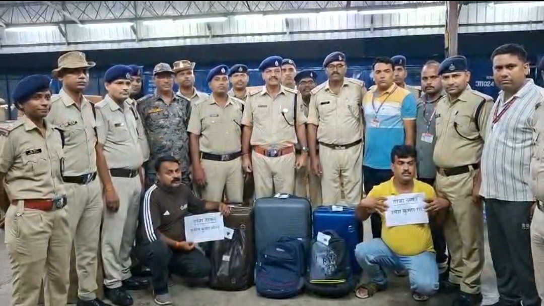 धनबाद जंक्शन पर 40 किलो गांजा बरामद, दो संदिग्ध तस्कर गिरफ्तार; ओडिशा से यूपी ले जाने की थी तैयारी