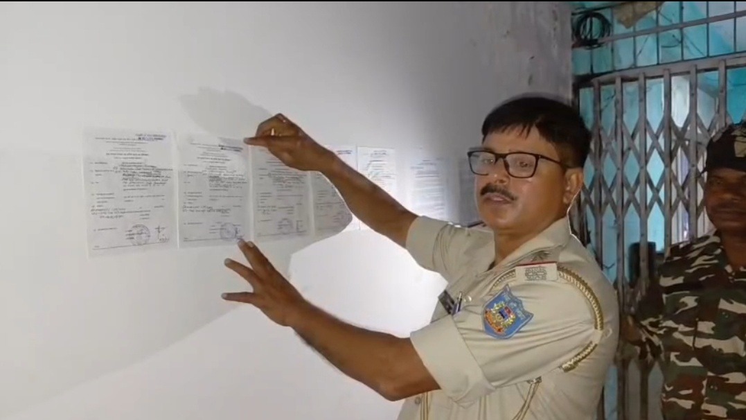 फ्लैट के नाम पर ठगी के आरोपित दंपति के घर चस्पा हुआ इश्तिहार, कोर्ट के आदेश पर पुलिस की कार्रवाई