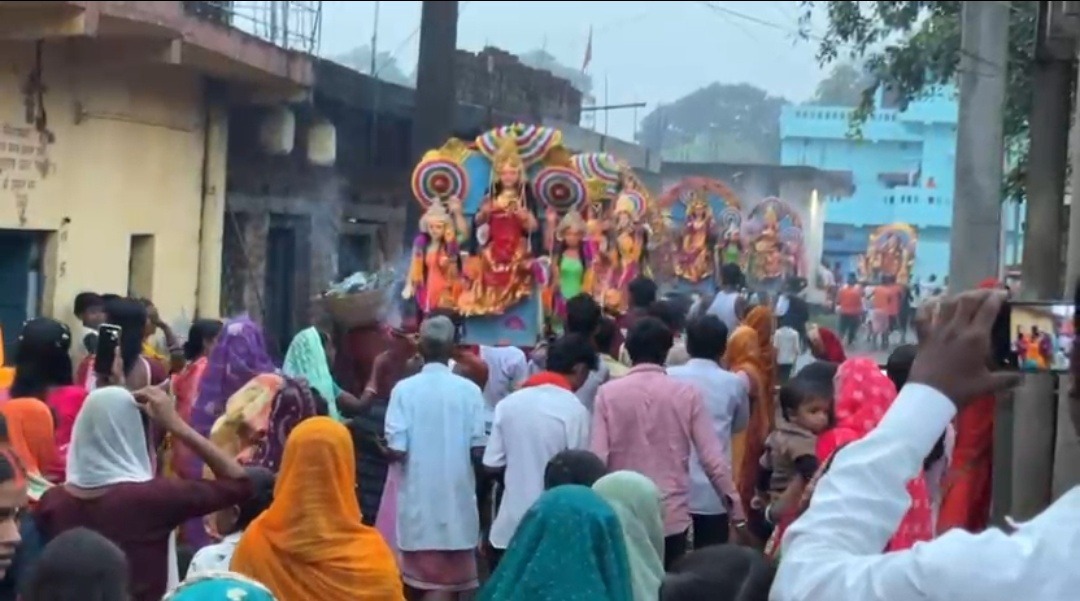 बारिश में भी नहीं डिगी आस्था, एक साथ निकलीं मां मनसा की 30 प्रतिमाएं