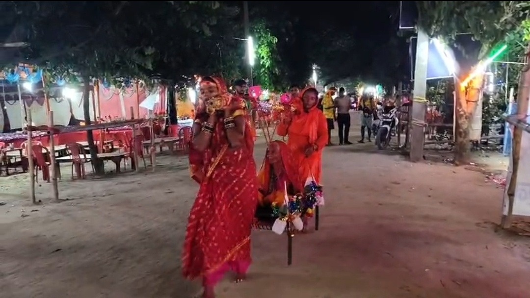 पड़ोसी की इच्छा पूरी करने निकलीं किरण देवी, खटिया की डोली में बुजुर्ग राम कुमारी को ले जा रहीं बाबा धाम