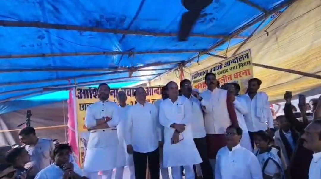 छाताबाद भूधसान पर सियासत तेज, अनूप सिंह और ढुलू महतो आमने-सामने; 13 दिन बाद भी धरना जारी