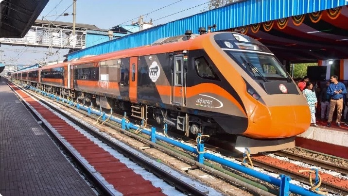 मोतिहारी स्टेशन पर वंदे भारत के सामने कूदी किशोरी, लोको पायलट की सूझबूझ से टला बड़ा हादसा