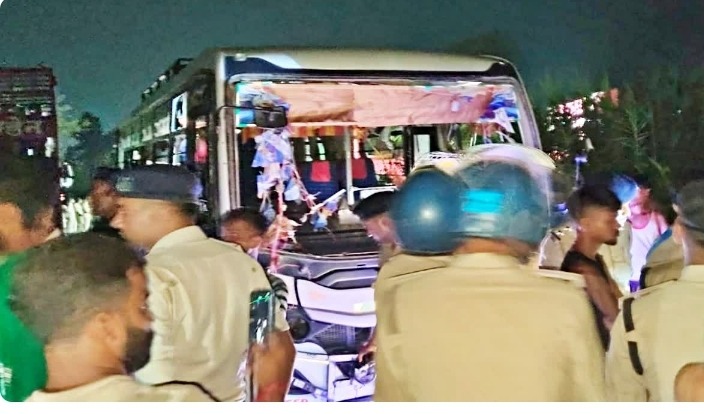 बेतिया में भीषण सड़क हादसा, आर्केस्ट्रा कार्यक्रम में घुसी बस; पांच की मौत