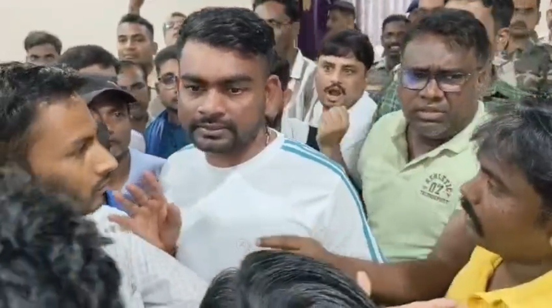बरवाअड्डा थाना बना अखाड़ा! विधायक जयराम महतो पर मुखिया पुत्र का गला दबाकर जानलेवा हमला करने का आरोप