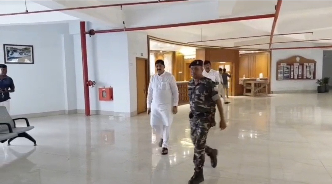 इमरजेंसी जैसे हालात! छात्रों पर पुलिस कार्रवाई को लेकर SSP से मिले विधायक राज सिन्हा, CBI जांच की मांग