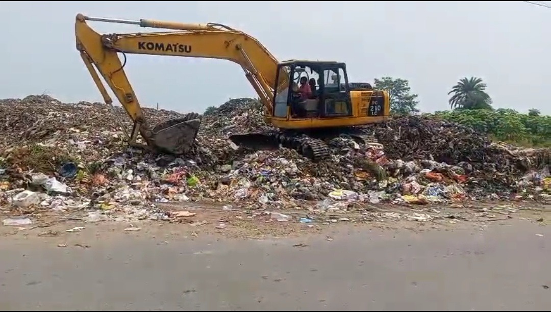 चास में कचरा डंपिंग से लोगों में आक्रोश, सड़क तक फैली गंदगी से हादसे का खतरा