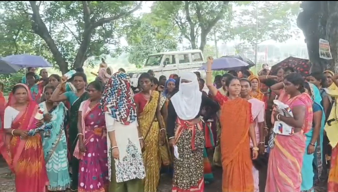 बोकारो में छाई लोडिंग रोकने की मांग को लेकर महिलाओं का प्रदर्शन, ग्रामीणों ने दी उग्र आंदोलन की चेतावनी