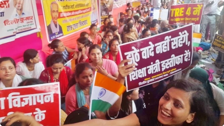गर्दनीबाग में छात्रों का प्रदर्शन, शिक्षक बहाली और लाइब्रेरियन वैकेंसी की मांग