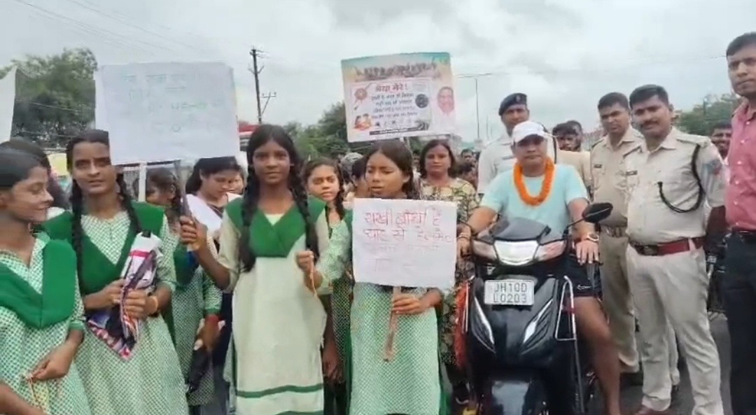 राखी के धागे से सड़क सुरक्षा का संदेश, बिना हेलमेट-सीट बेल्ट वालों को छात्राओं ने बांधी राखी