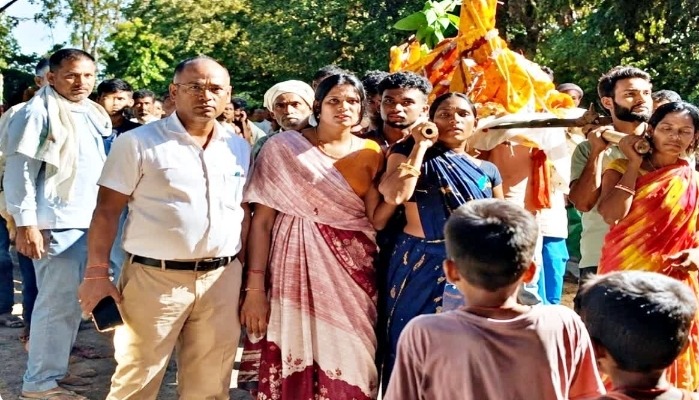बेटों की जगह पांच बेटियों ने संभाली पिता की अंतिम जिम्मेदारी, अर्थी को कंधा देकर किया अंतिम संस्कार