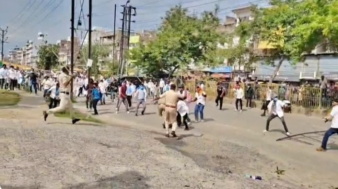 पटना में रिजल्ट को लेकर छात्रों का हंगामा, पुलिस से झड़प में दो जवान घायल