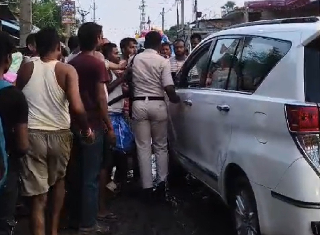 सहरसा में जाम से परेशान लोगों ने डीएम की गाड़ी रोकने की कोशिश, अतिक्रमण हटाने का दिया भरोसा