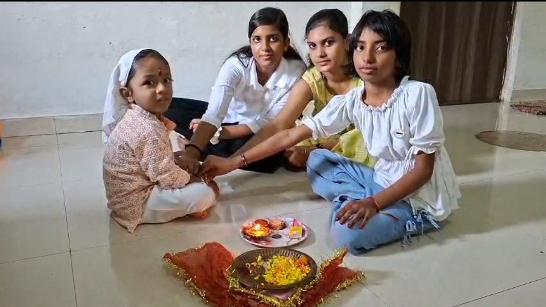धनबाद में भाई-बहन के प्रेम का पर्व रक्षाबंधन धूमधाम से मनाया गया, बहनों ने भाइयों की कलाई पर बांधी राखी