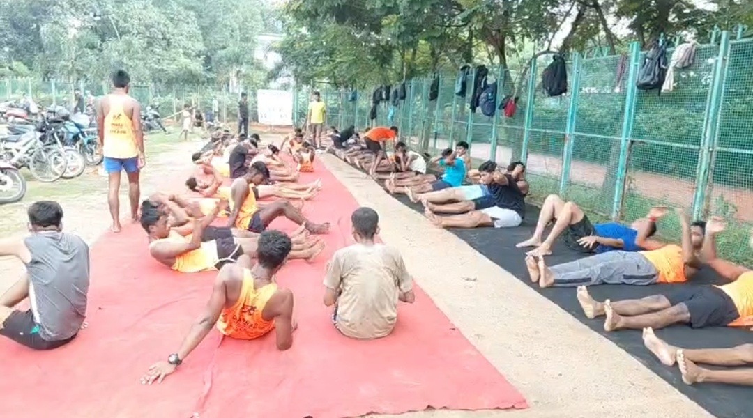 धनबाद के गोल्फ ग्राउंड में डिज़नीलैंड मेला लगाने का फिर विरोध, खिलाड़ियों और युवाओं ने प्रशासन से की स्थल बदलने की मांग