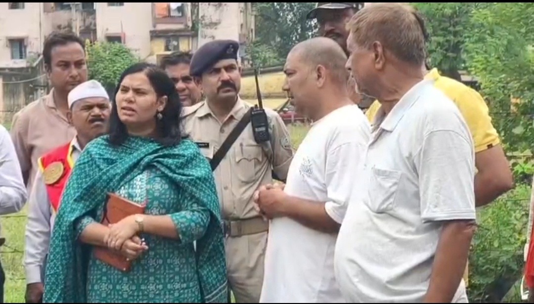 बोकारो सेक्टर-12E आवास हादसा: डीसी के निर्देश पर एसडीएम ने किया निरीक्षण, 72 घंटे में मांगी गई जांच रिपोर्ट