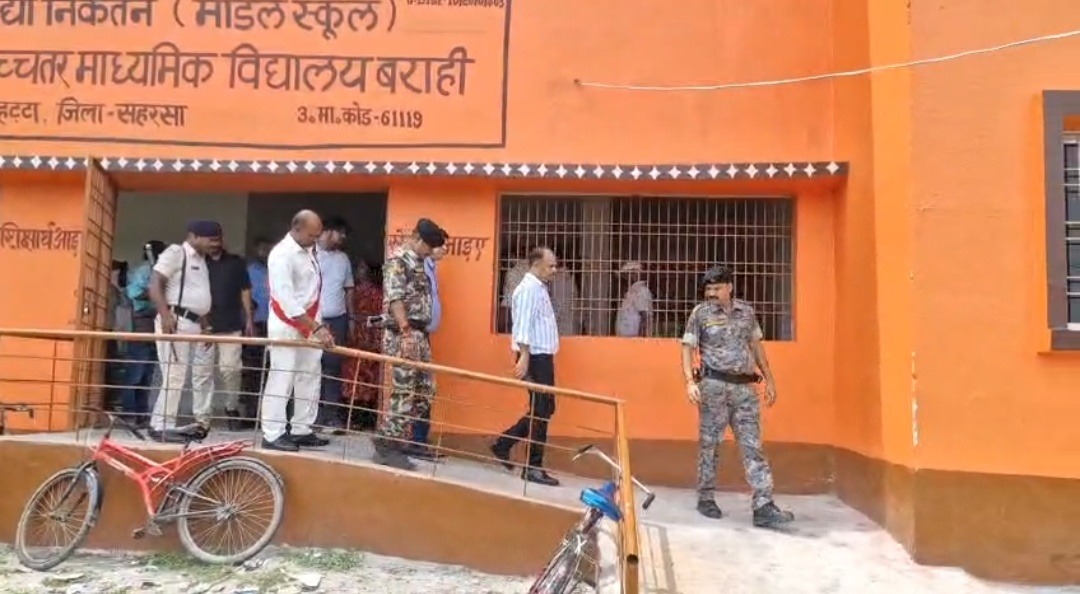 राष्ट्रीय खेल दिवस पर नवहट्टा पहुंचे सहरसा DM, मॉडल स्कूल का किया निरीक्षण; बच्चों के सर्वांगीण विकास पर दिया जोर