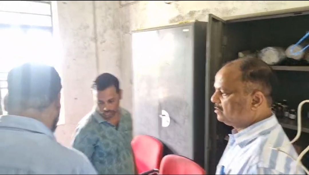 सहरसा DM के निरीक्षण में पशु चिकित्सालय से डॉक्टर मिले अनुपस्थित, कार्रवाई के संकेत
