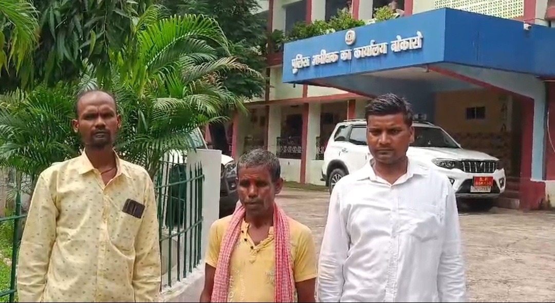 लोहा चोरों के आतंक से गांव परेशान! चोरी का सरिया स्क्रैप गोदाम में मिलने का आरोप, कार्रवाई के लिए एसपी कार्यालय पहुंचा ग्रामीण