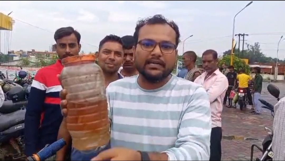 पेट्रोल में पानी मिलने का आरोप, बाइक बंद होने पर भड़के लोग; चास के पेट्रोल पंप पर हंगामा