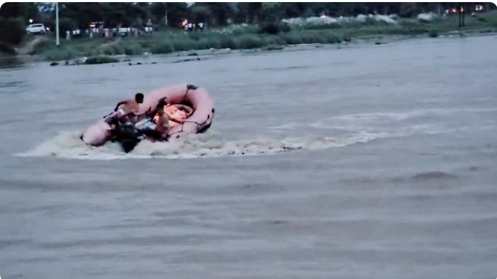 गया में नदी में अचानक बढ़ा पानी, 8 दोस्तों में एक युवक लापता; SDRF का सर्च ऑपरेशन जारी
