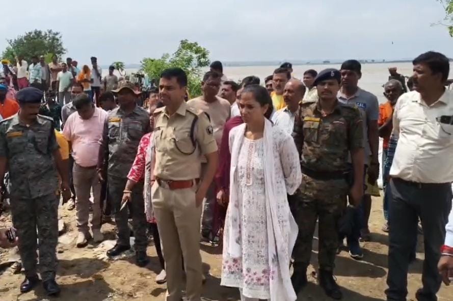 राघोपुर में गंगा का रौद्र रूप: एक सदी पुराने चैती दुर्गा और हनुमान मंदिर नदी में समाए, डीएम ने लिया कटाव का जायजा