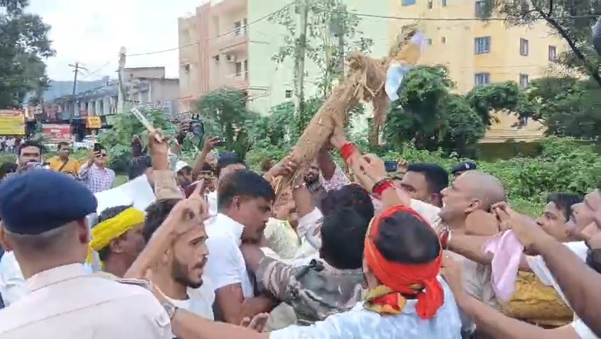 धनबाद भाजपा कार्यालय के बाहर पुतला दहन पर हाई-वोल्टेज ड्रामा, आमने-सामने आए युवा कांग्रेस और भाजपा कार्यकर्ता