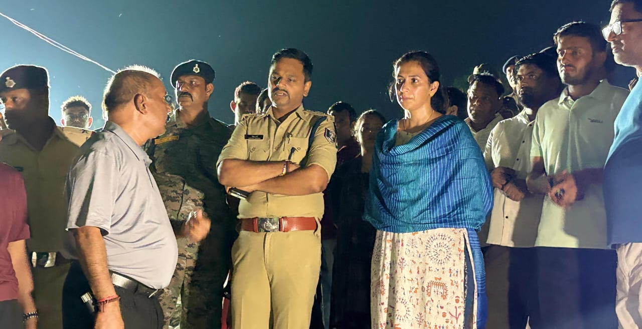 राघोपुर बांध पर जिलाधिकारी का निरीक्षण, बाढ़ से बचाव और तटबंध सुरक्षा कार्यों का लिया जायजा