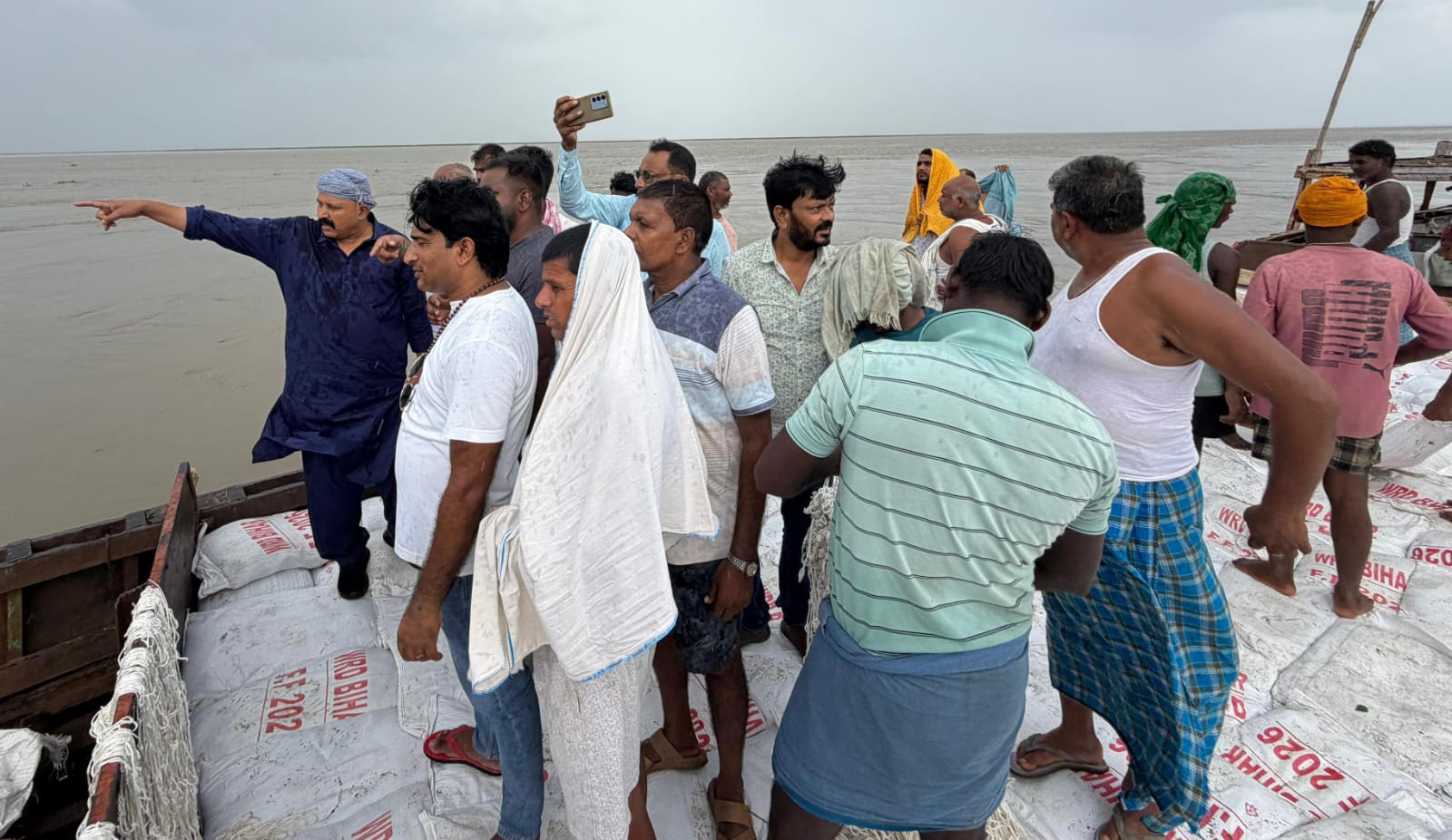 इंग्लिश गांव में गंगा का भीषण कटाव, 12 से 15 घर नदी में समाने का दावा; राजद नेता जेड हसन ने किया निरीक्षण