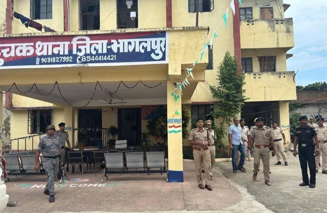 वरीय पुलिस अधीक्षक ने एकचारी और बुद्धुचक थानों का किया निरीक्षण, लंबित मामलों के त्वरित निष्पादन के निर्देश