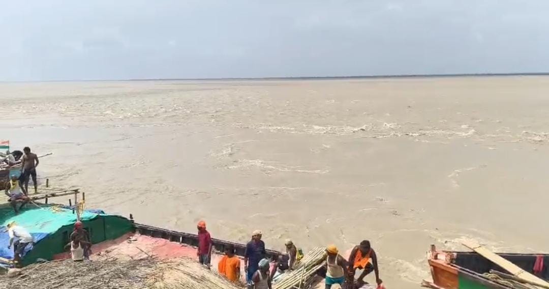 रातोंरात उजड़ गए कई परिवारों के आशियाने, गृहस्थी का सामान भी गंगा में बहा; कई घर कटाव के मुहाने पर
