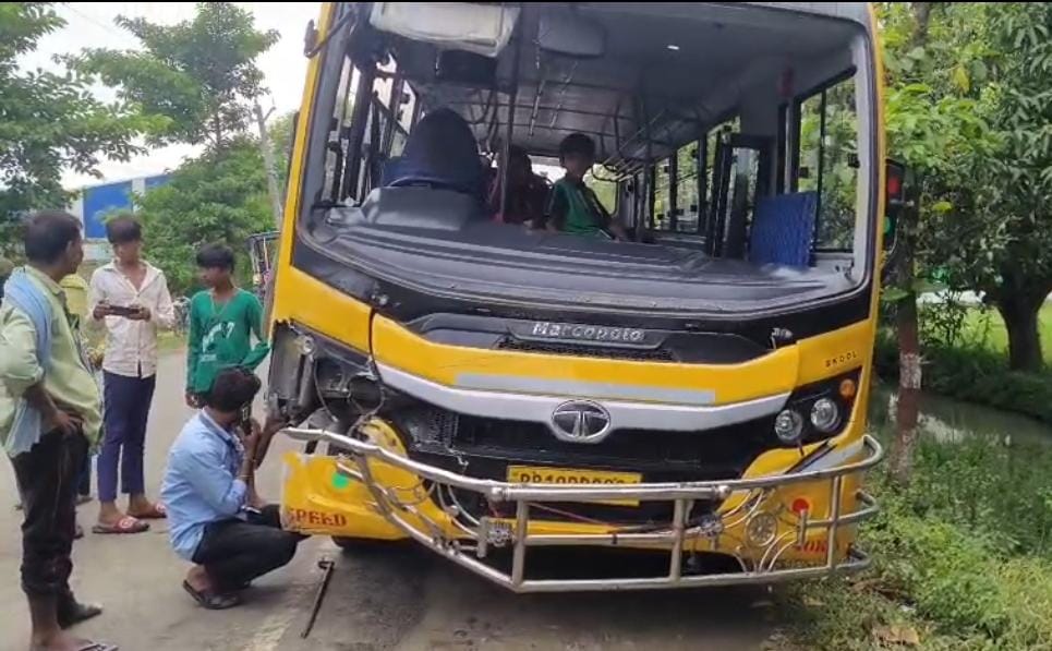ओवरलोड सीमेंट लदे ट्रैक्टर से स्कूल बस की टक्कर, बाल-बाल बचे बच्चे